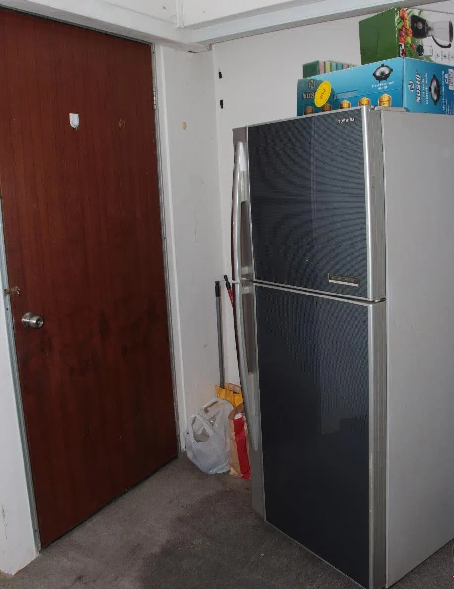 被告当时用房内的冰箱堵住门口。（取自法庭文件）