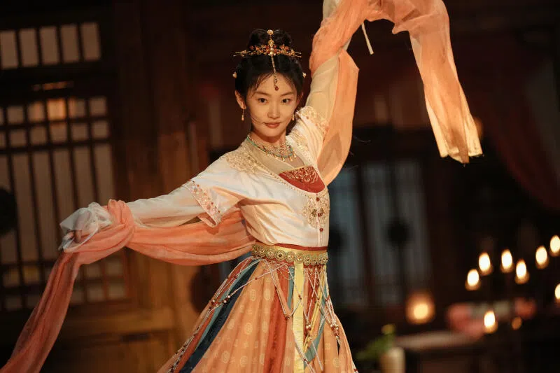 周依然在剧中的扮相俏丽。（爱奇艺提供）