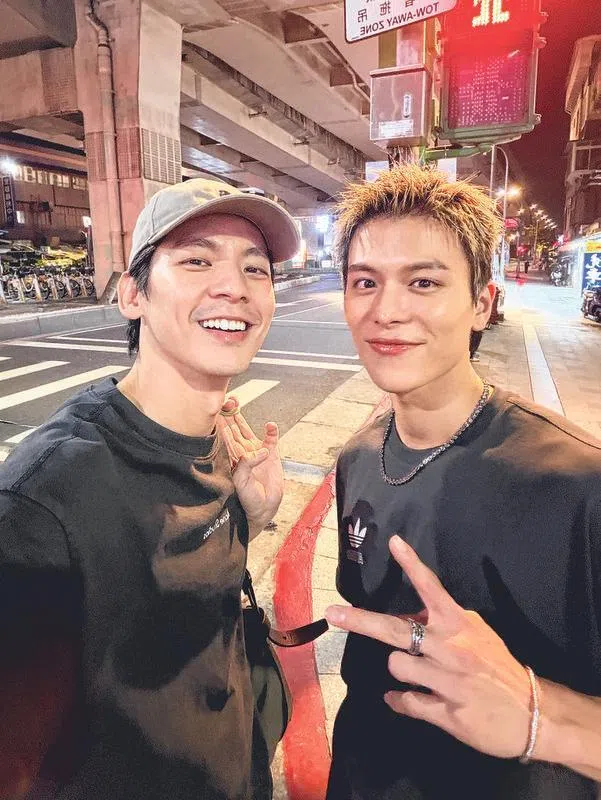 容启航（右）赞林柏宏很温暖，让他在异地工作也有归属感。（受访者提供）