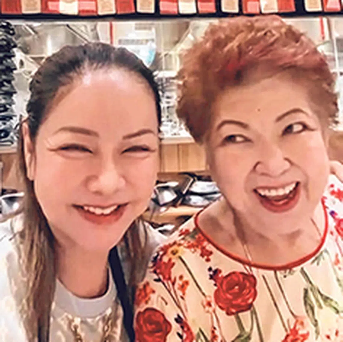 “珍姐发财鱼生”第一代掌舵人张丽珍（右）与女儿刘燕芬。（受访者提供）