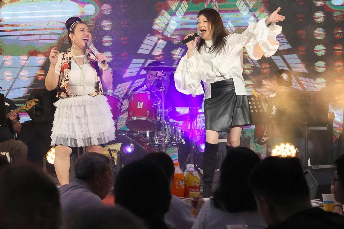 刘玲玲（左）和刘心玲去年6月还曾在“新明－武吉班让歌台美食夜”上献唱。（档案照片）