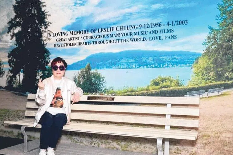 陈淑芬坐在一比一仿制的温哥华纪念长椅上。（取自网络）