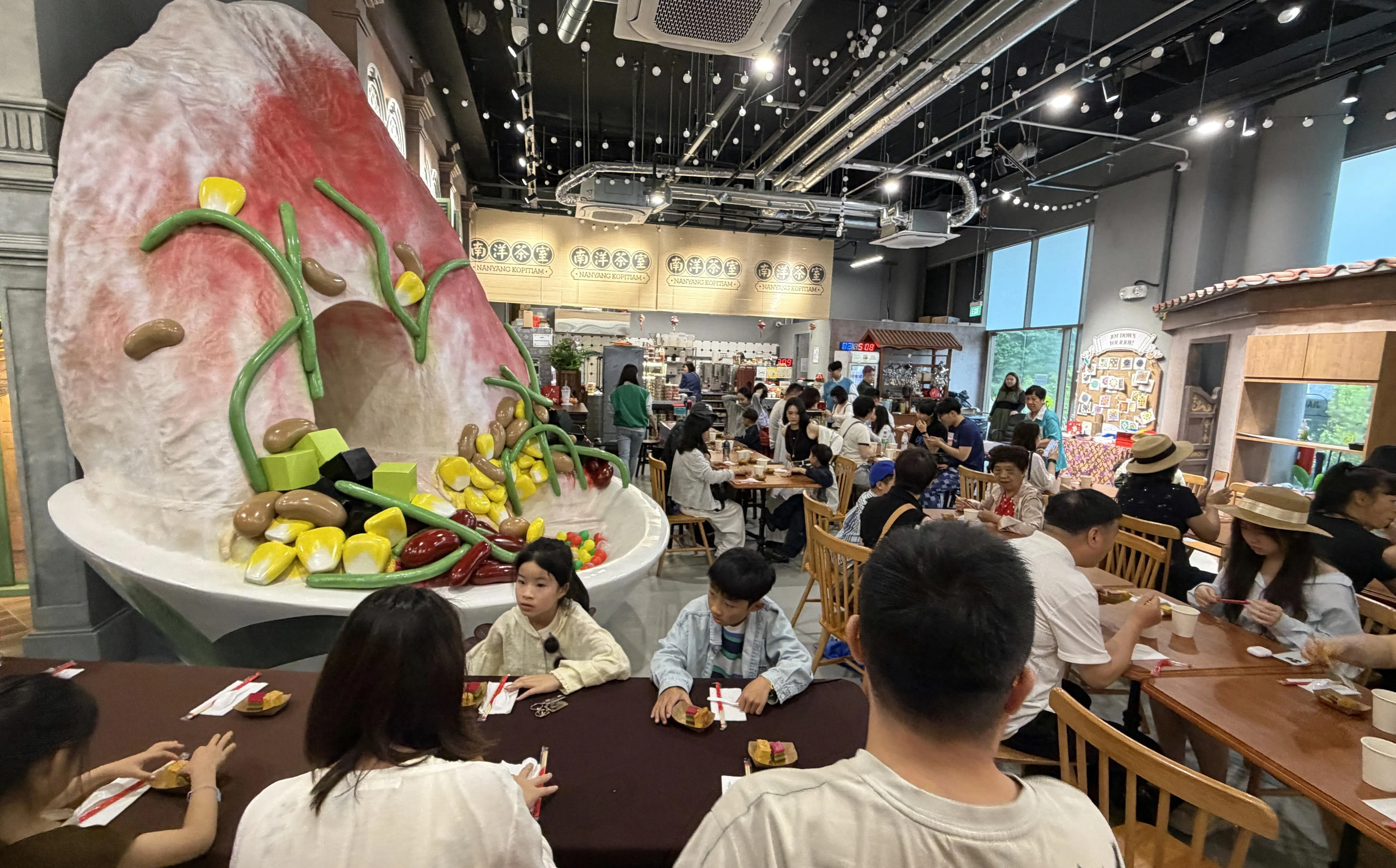 餐馆集齐三大种族和娘惹风味的传统小贩美食。（曾美玲摄）