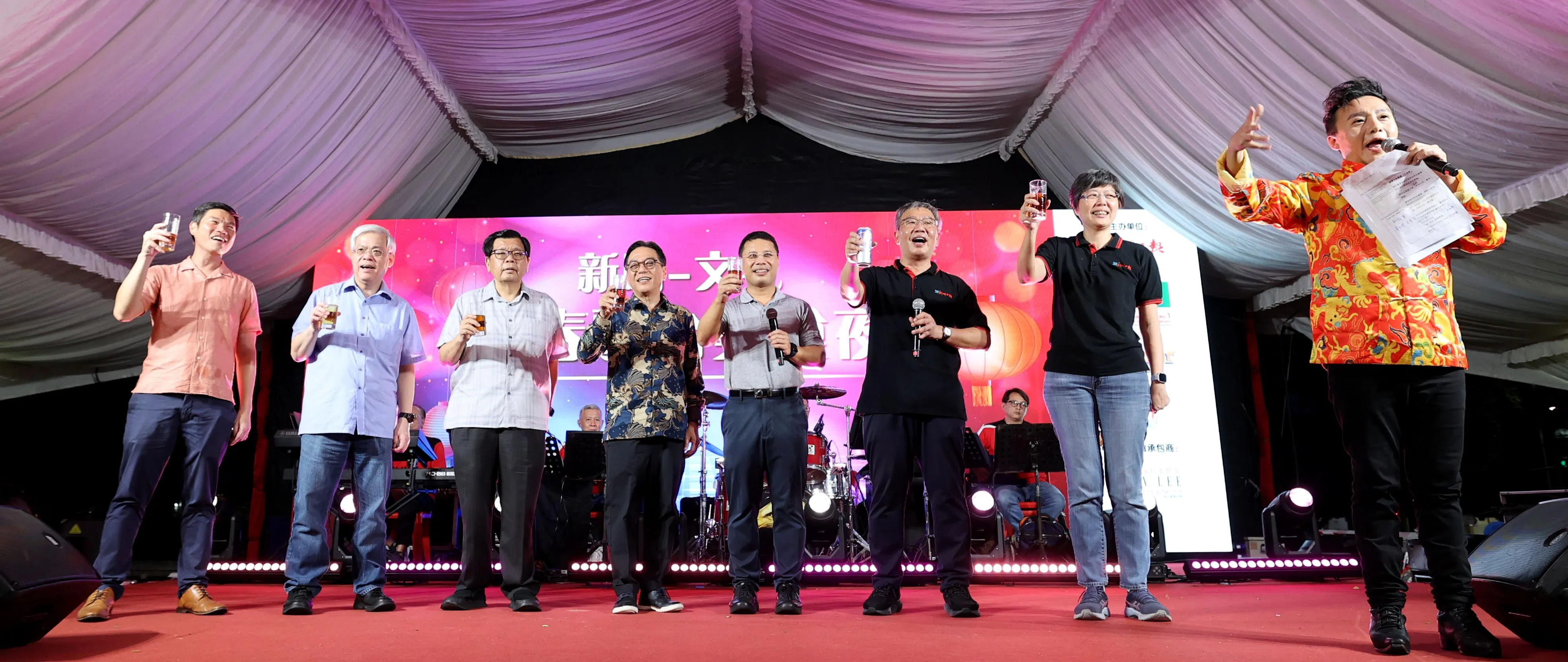 黄龙金（左三）今年1月出席了“新明－文礼新春歌台美食夜”活动。（档案照片）