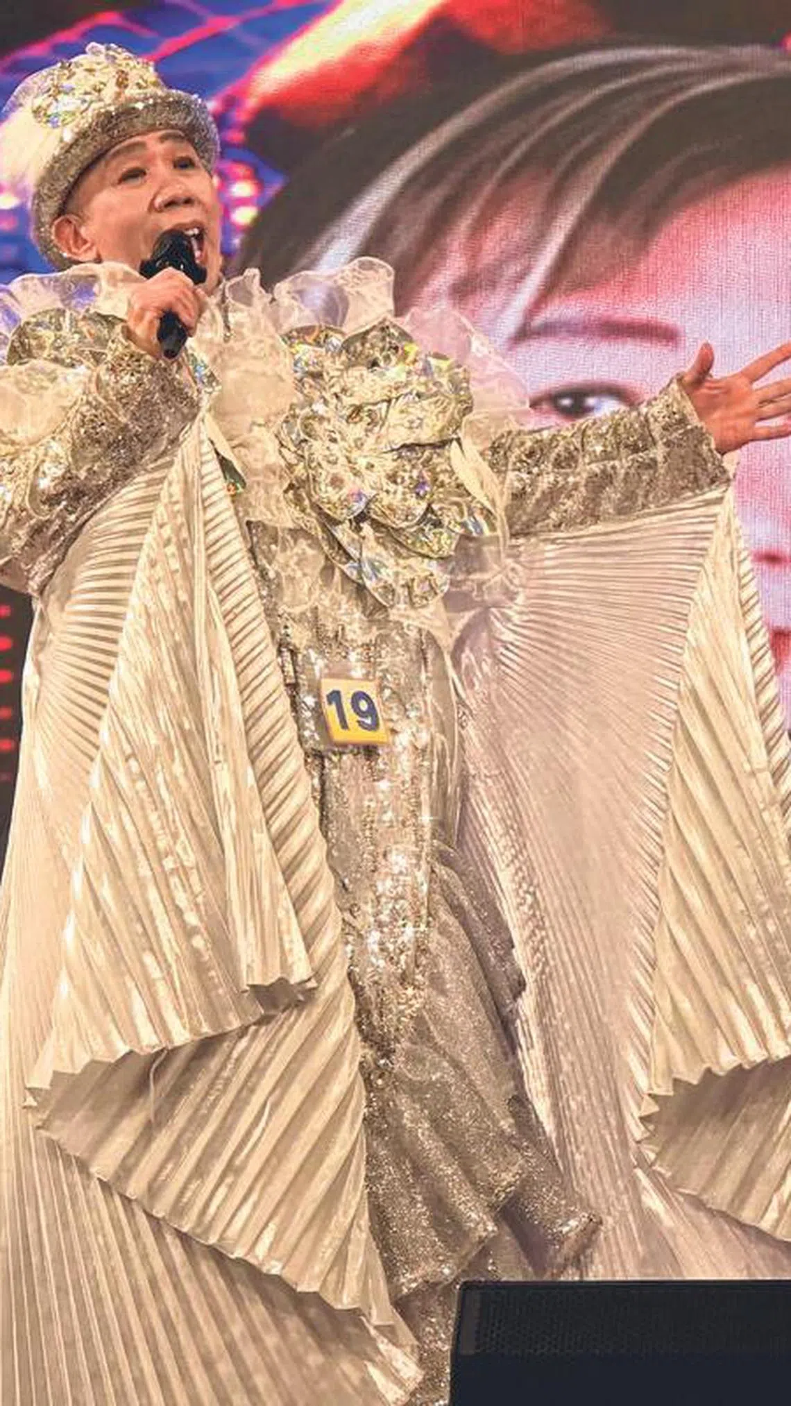 吕伟伦以一身华丽衣裳带来《难忘昨夜情》。（李琪雯摄）