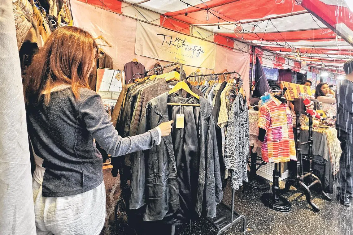 职员指角落的棕色皮质外衣被偷走。（徐颖荃摄）