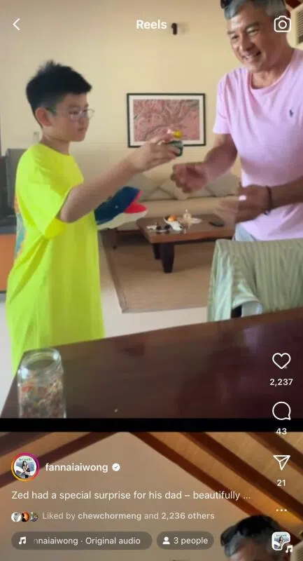 儿子Zed给李铭顺送上杯子蛋糕。（取自网络）