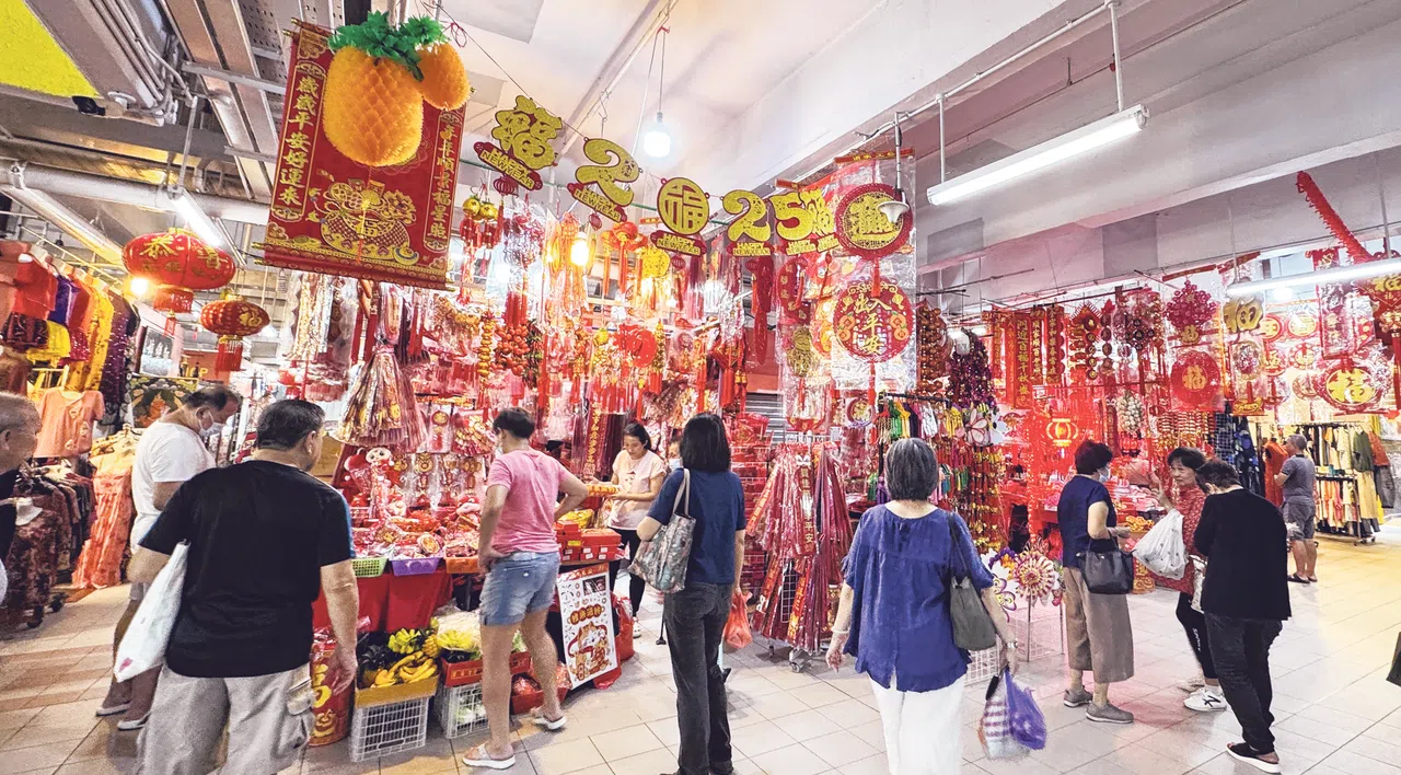 牛车水大厦已有至少10档口改卖农历新年的装饰品。（王佳慧摄）