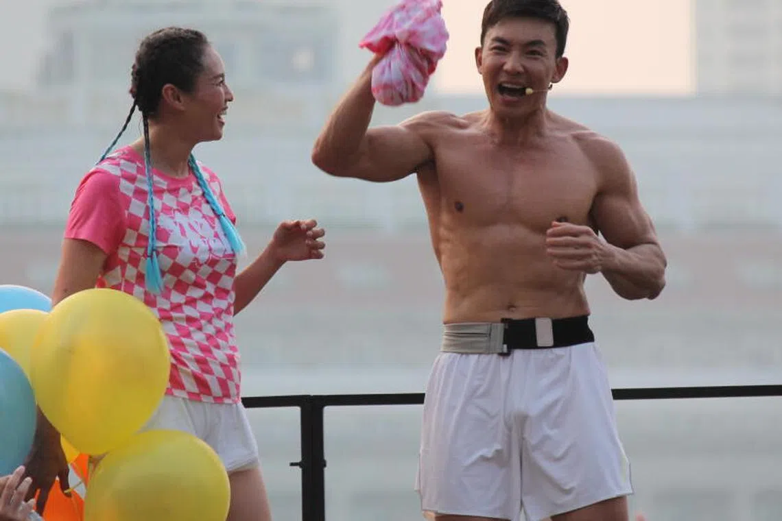 刘畊宏跳操完毕，为粉丝谋福利，脱掉上衣秀出傲人腹肌。（李琪雯摄）