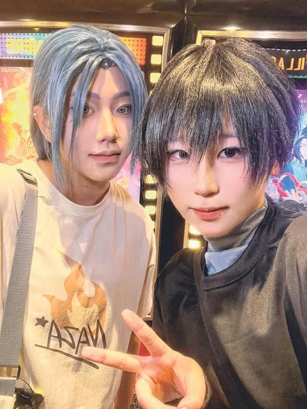 小允（左）与小止变装成片中角色亮相。（受访者提供）