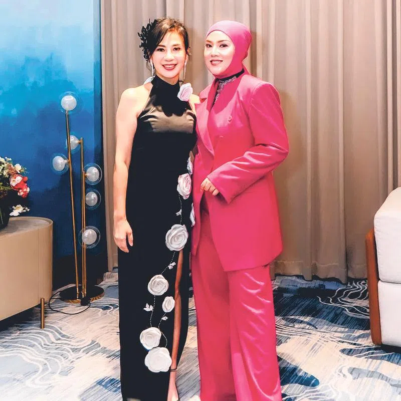 何永芳与马来西亚天后茜拉同台。（受访者提供）