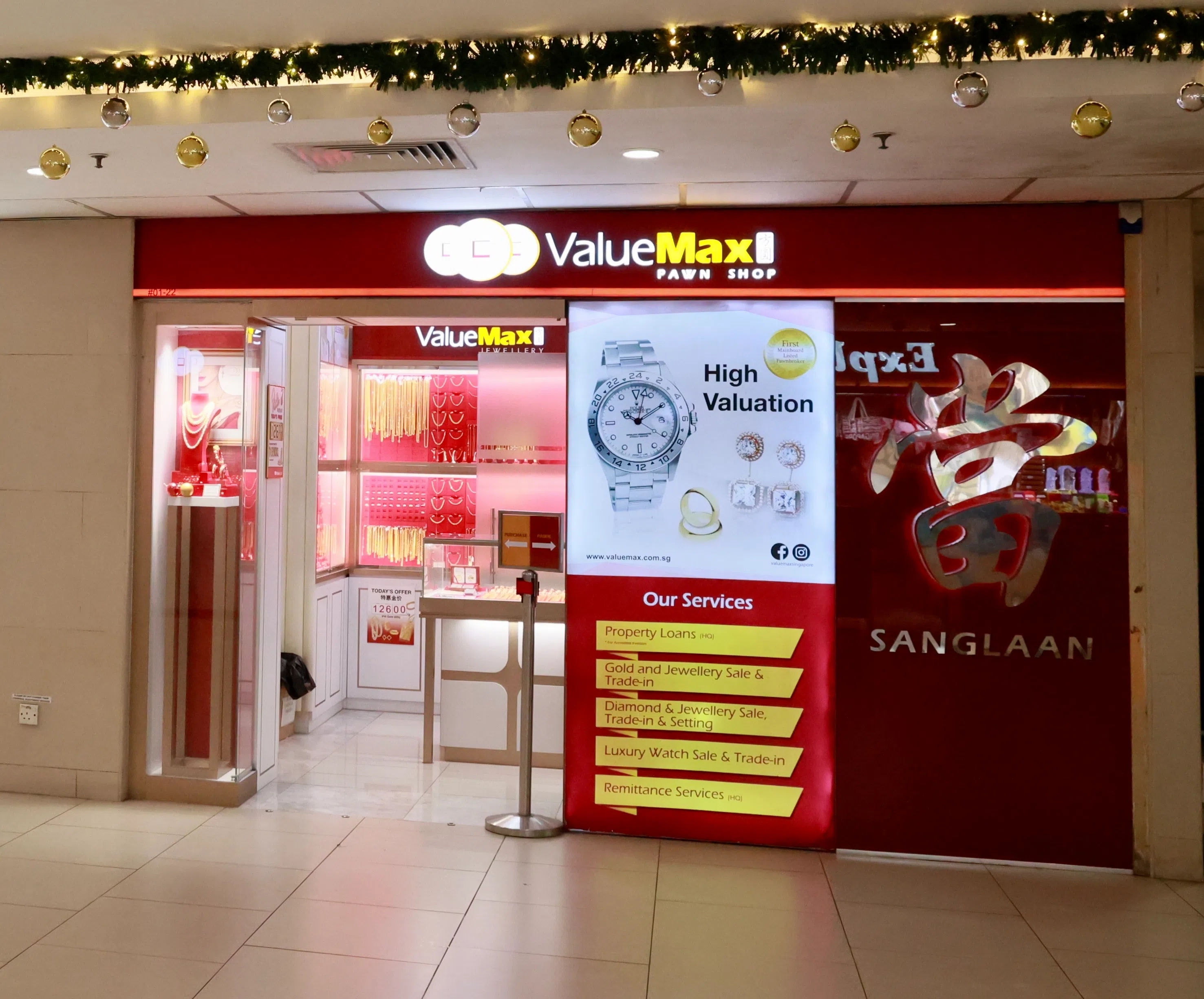 被告与两名同伙到乌节路幸运商业中心（Lucky Plaza）的方圆当（ValueMax）干案。（潘丰源摄）