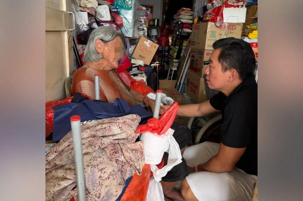 垃圾屋被清理老妇不舍闹情绪 义工安抚