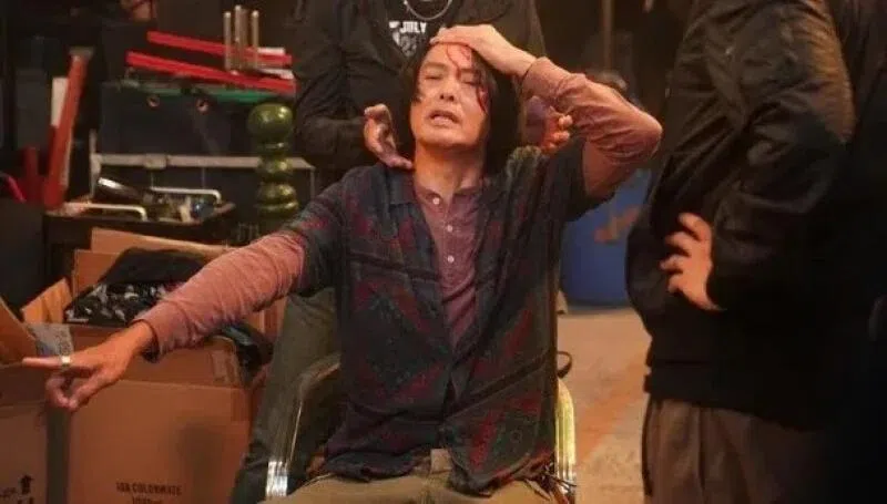 周润发在拍摄一场动作戏时意外撞到头流血。（取自网络）