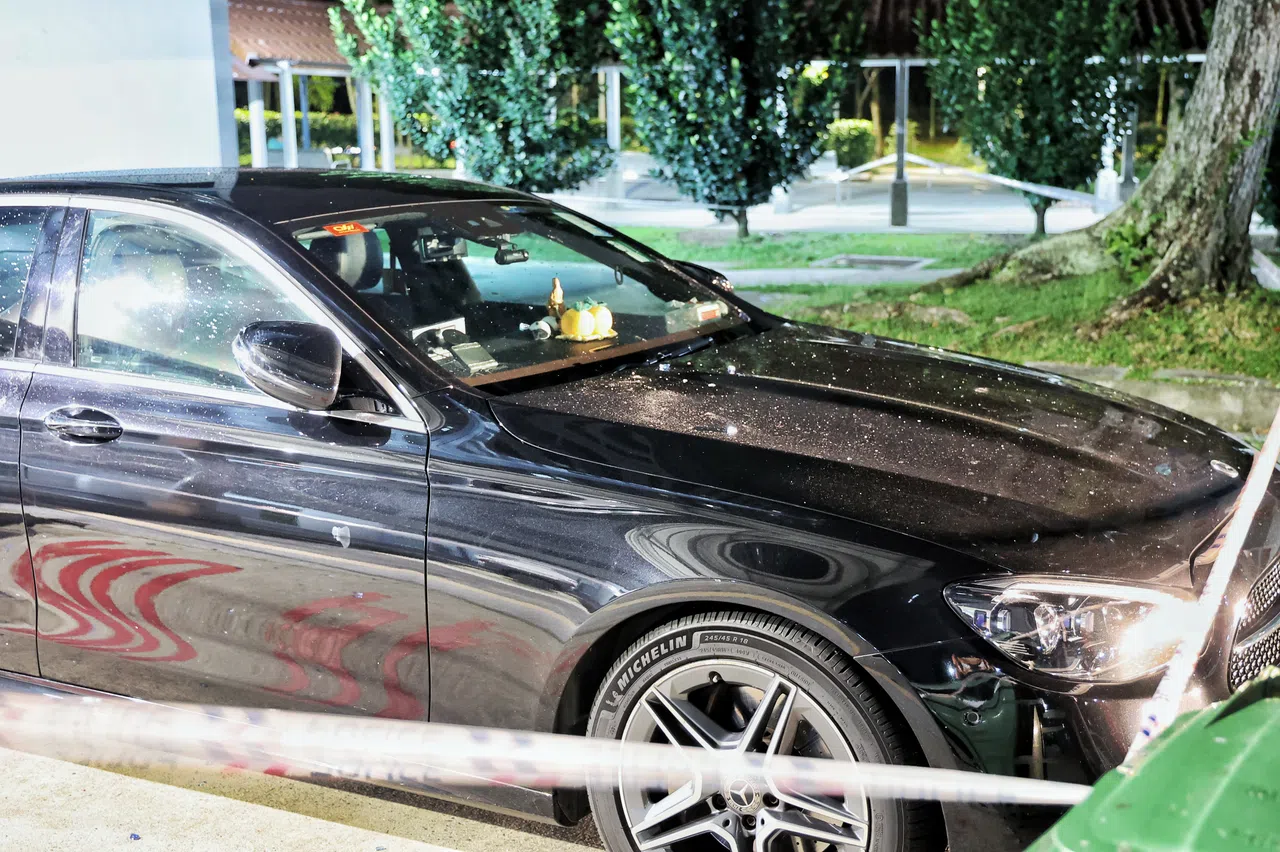 马赛地轿车上也留有玻璃碎片。（徐颖荃摄）