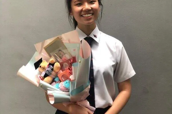 邓薪萤高中时期成绩一度惨不忍睹，文学和翻译几乎科科不及格。（受访者提供）