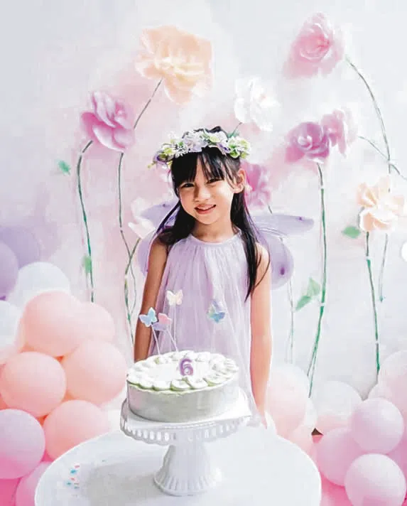 希娜去年底刚度过6岁生日，父母精心为她筹办生日会。（取自网络）