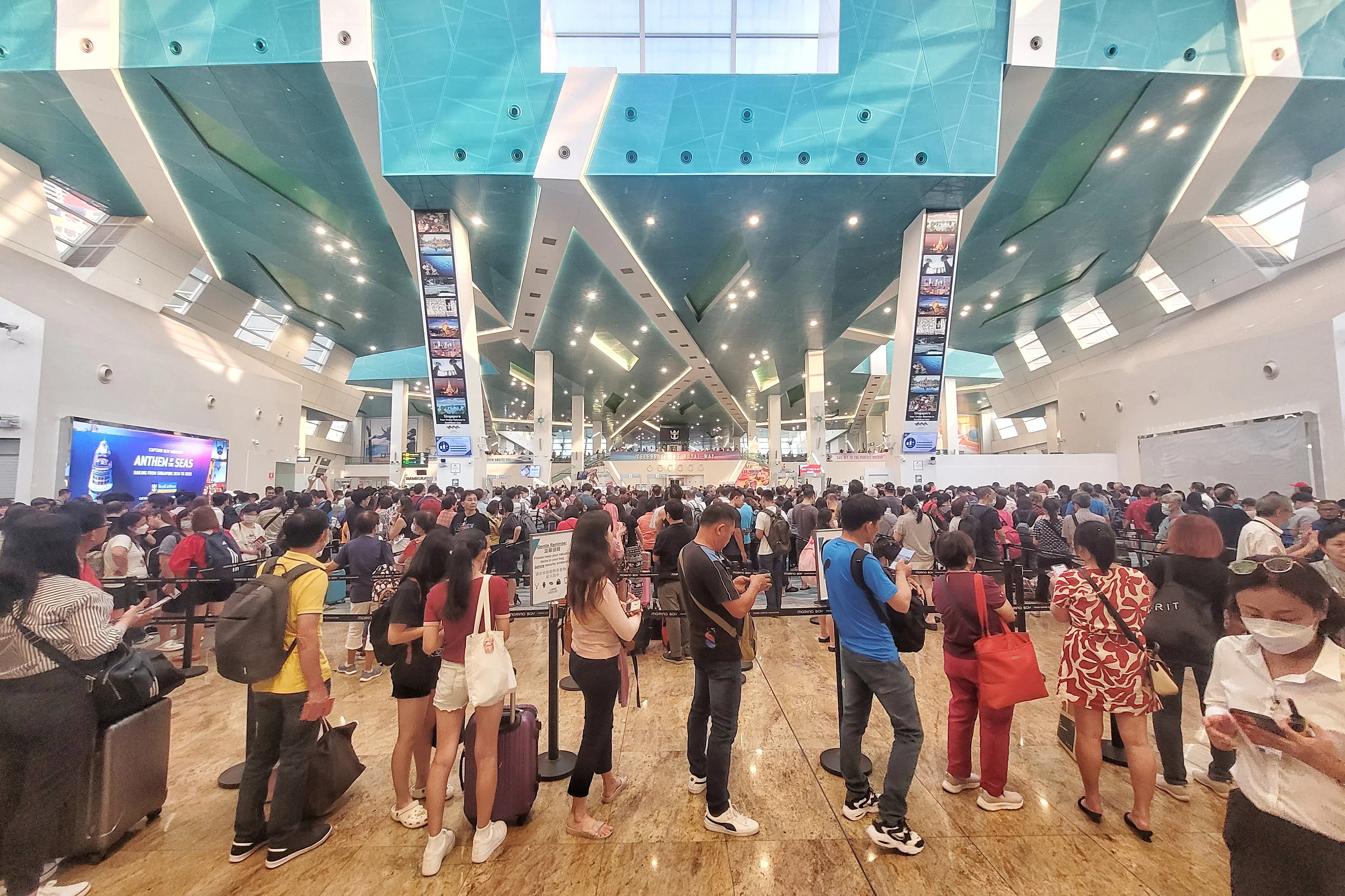 约4000人此事件受影响，延误约两小时登船。（档案照片）