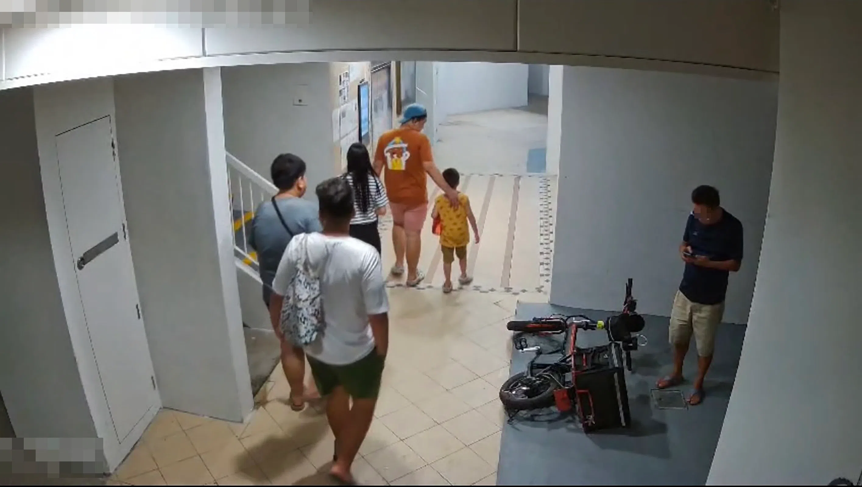 过程中虽有公众经过，阿叔还是旁若无人。（受访者提供）