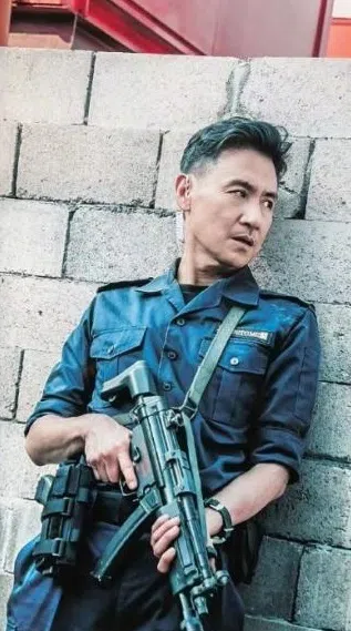 张学友阔别银幕六年为《海关战线》复出拍片。（取自网络）