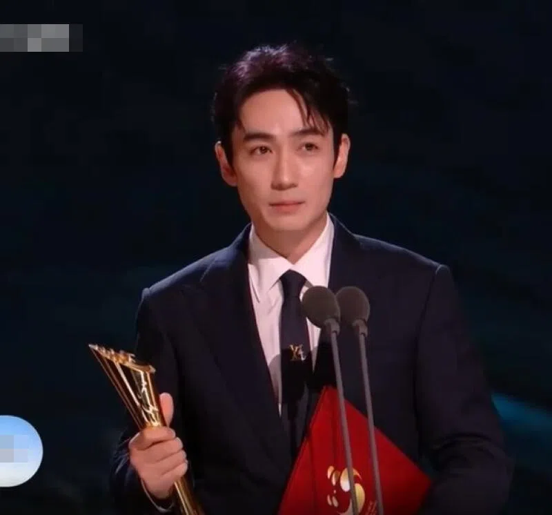 朱一龙凭《河边的错误》抱得影帝奖座。（互联网）