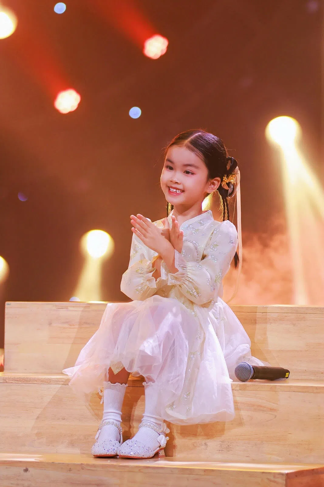 七岁的江婉儿演唱《友谊地久天长》。（受访者提供）