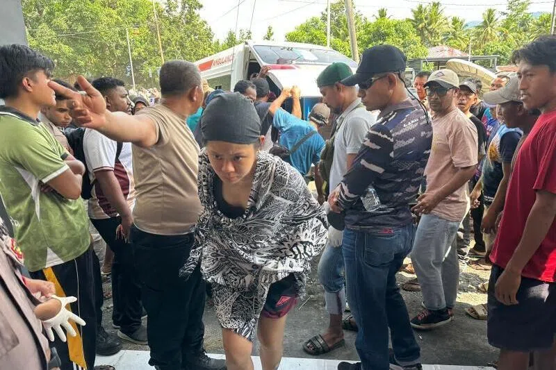 印度尼西亚北马鲁古省火山喷发，9人新加坡登山团与11名当地登山者一度受困。搜救队伍已成功救出17人，目前仍有两名新加坡登山客及一名当地人失联，恐已罹难。