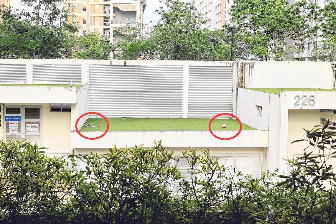 停车场顶层还留下足球以及一辆踏板车。（庄耿闻摄）