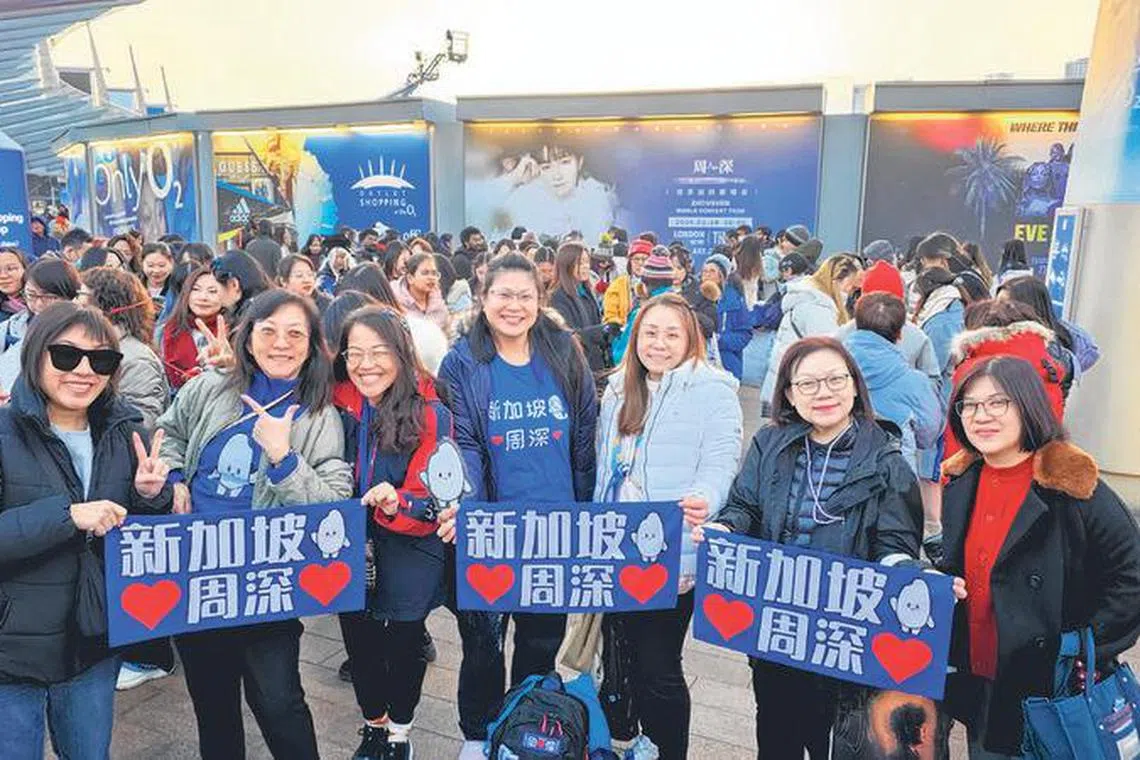 新加坡粉丝飞往伦敦支持周深，Veronica（左二）、Michelle（左三）和Korene（右三）与《新明日报》分享心情。（受访者提供）