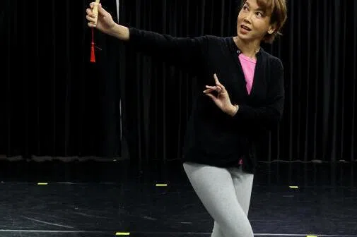 表演潮州戏曲，钟琴将化身小姑娘。（庄耿闻）