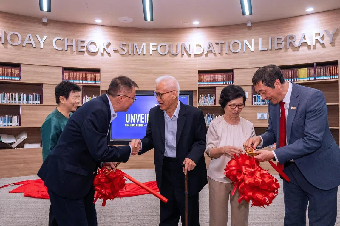 南大获沈氏基金捐赠1500万元，将以捐赠人沈怀祖（中）的名字为李光前医学院的图书馆命名。新命名的图书馆剪彩当天，南大校长何德华教授（左二）、李光前医学院院长沈祖尧教授（右一）与管委会主席陈丽芬（左一），一同向沈怀祖和夫人吴瞬娇（右二）表达感谢。（南洋理工大学提供）