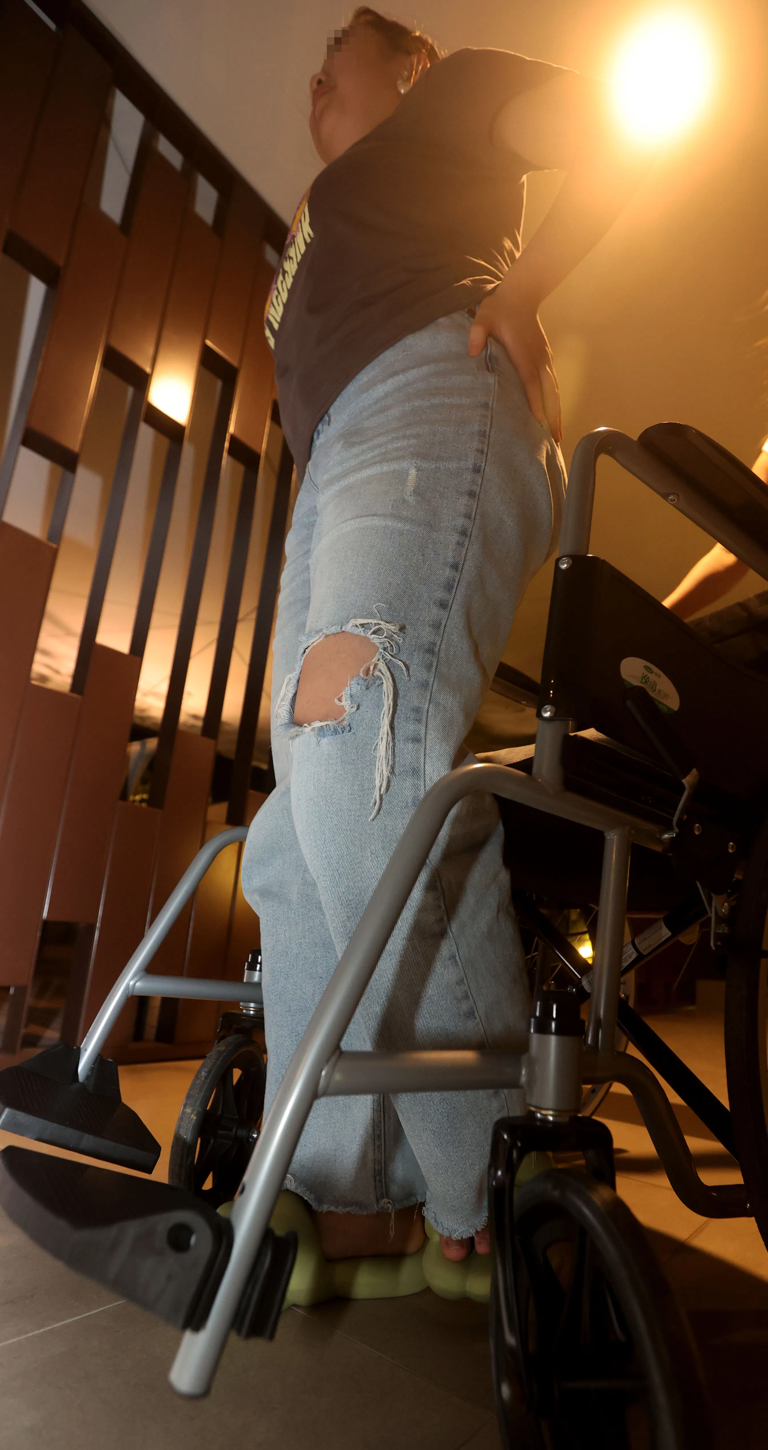 受访时，刘晓洋试图站起，但左腿无法落地，显得十分辛苦。（庄耿闻摄）