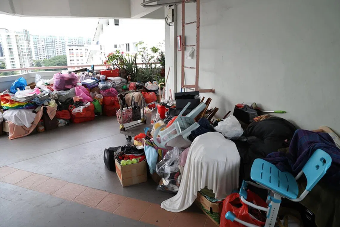  走廊堆满的旧货已延伸到电梯大厅。（吴伟国摄）