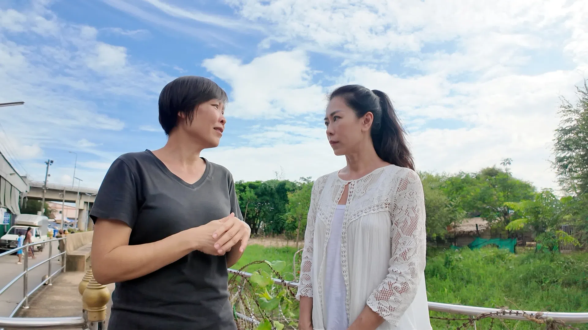 谢韵仪（右）和在湄索打拼的谢龄医生。（新传媒提供）