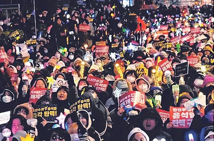 这回走上街头参加弹劾烛光晚会的民众当中，多了不少年轻族群。（取自网络）