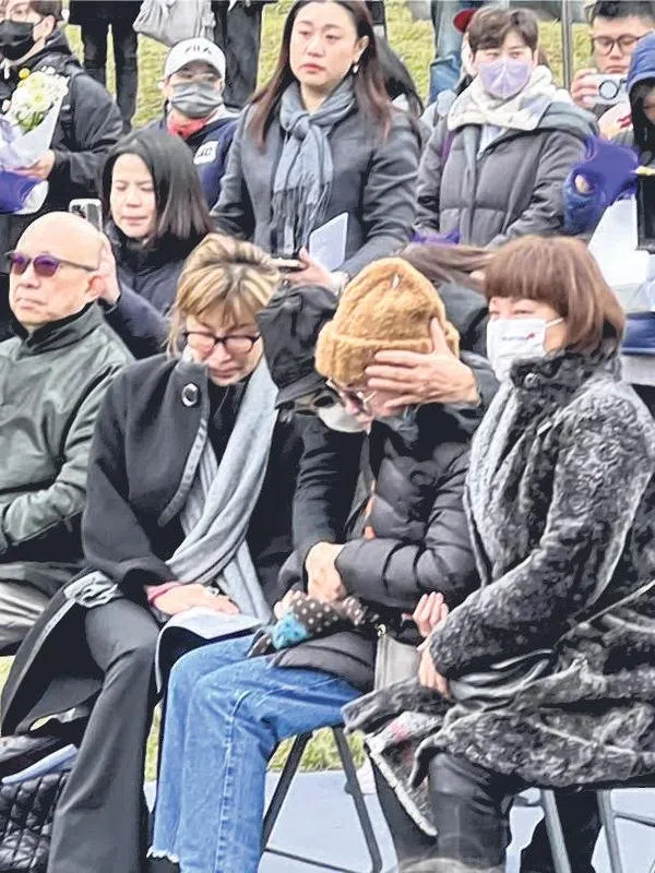 李玟87岁的妈妈（戴褐帽者）到了现场情绪激动，不时发出啜泣声。（取自网络）