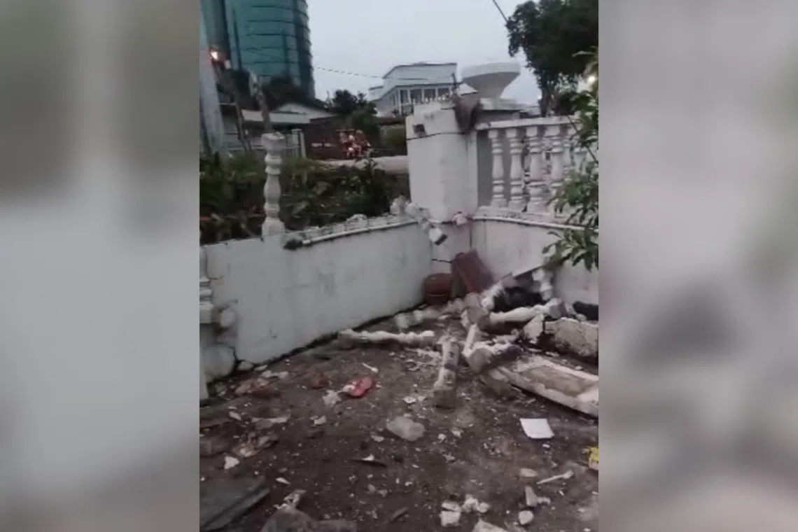 住家之间的墙壁被撞破，地上一片狼藉。（受访者提供）