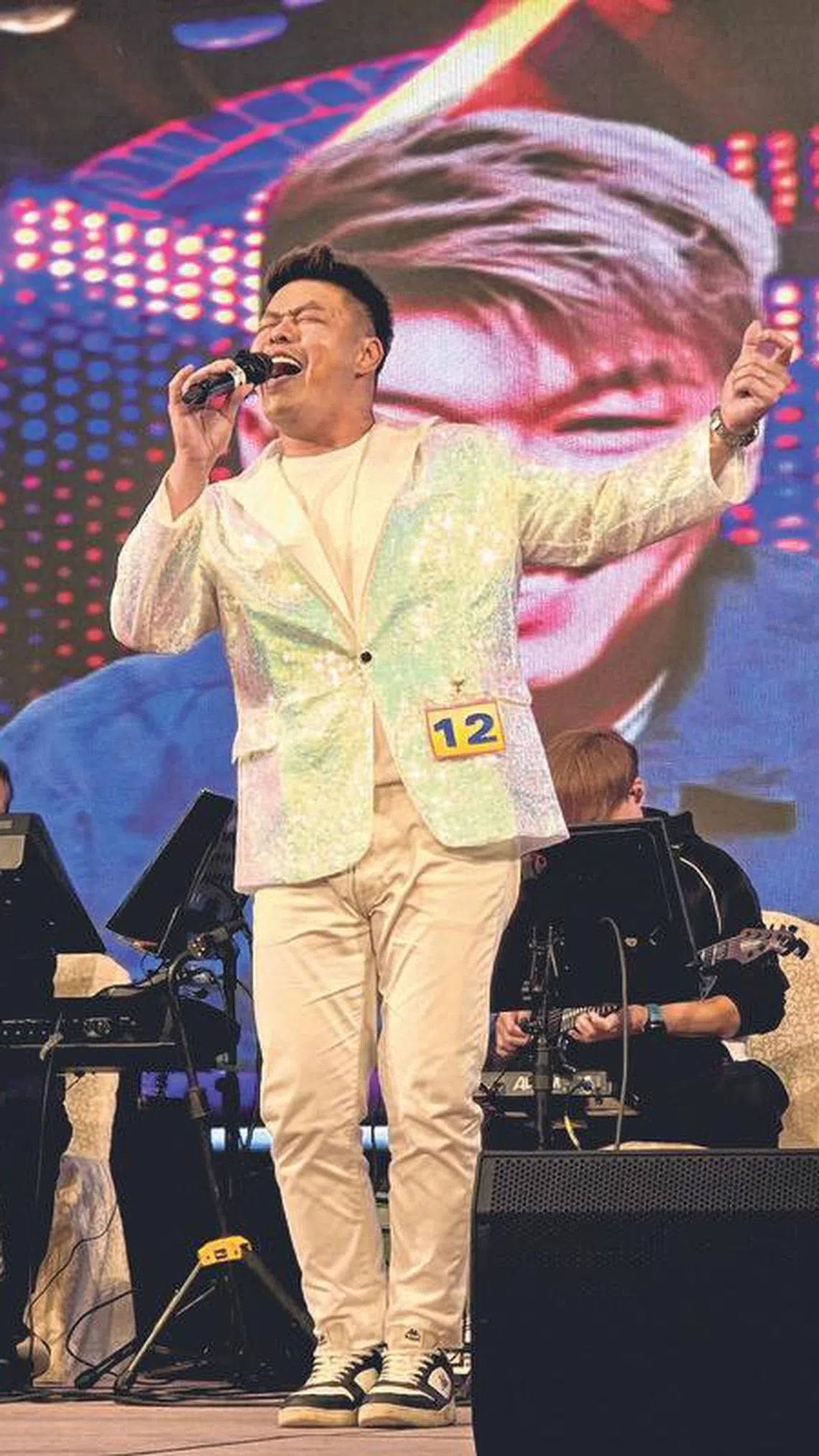 程刚改编《吻别2000》，舞台动感十足。（李琪雯摄）