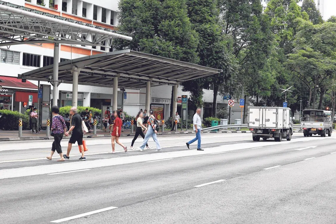 据观察，星期四（21日）早上半小时内就有超过20人违例过马路。（潘丰源摄）