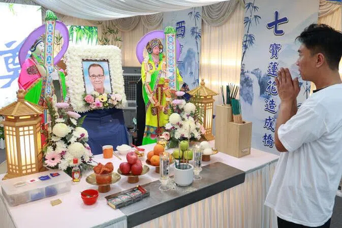 大儿子卓益明认为，父亲生前是个吃苦耐劳的人，常常天没亮就去店里做粿。（纪允贤摄）