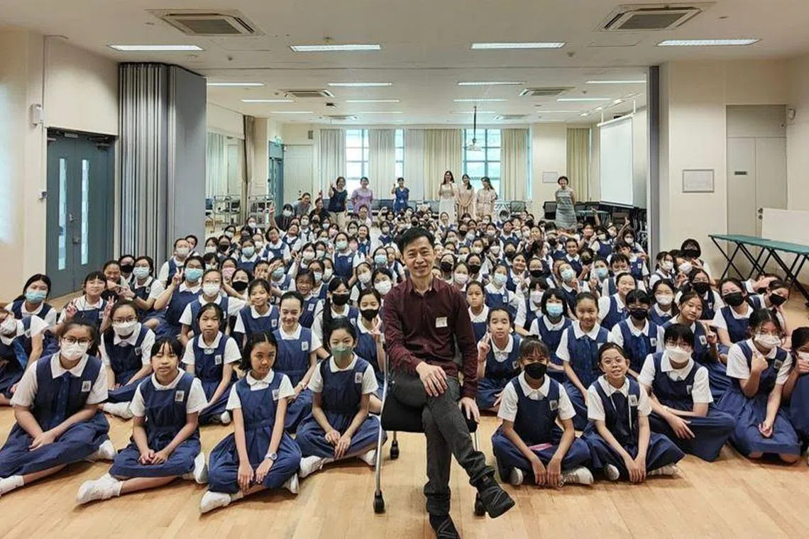 梁文福应邀到学校教学。（梁文福提供）