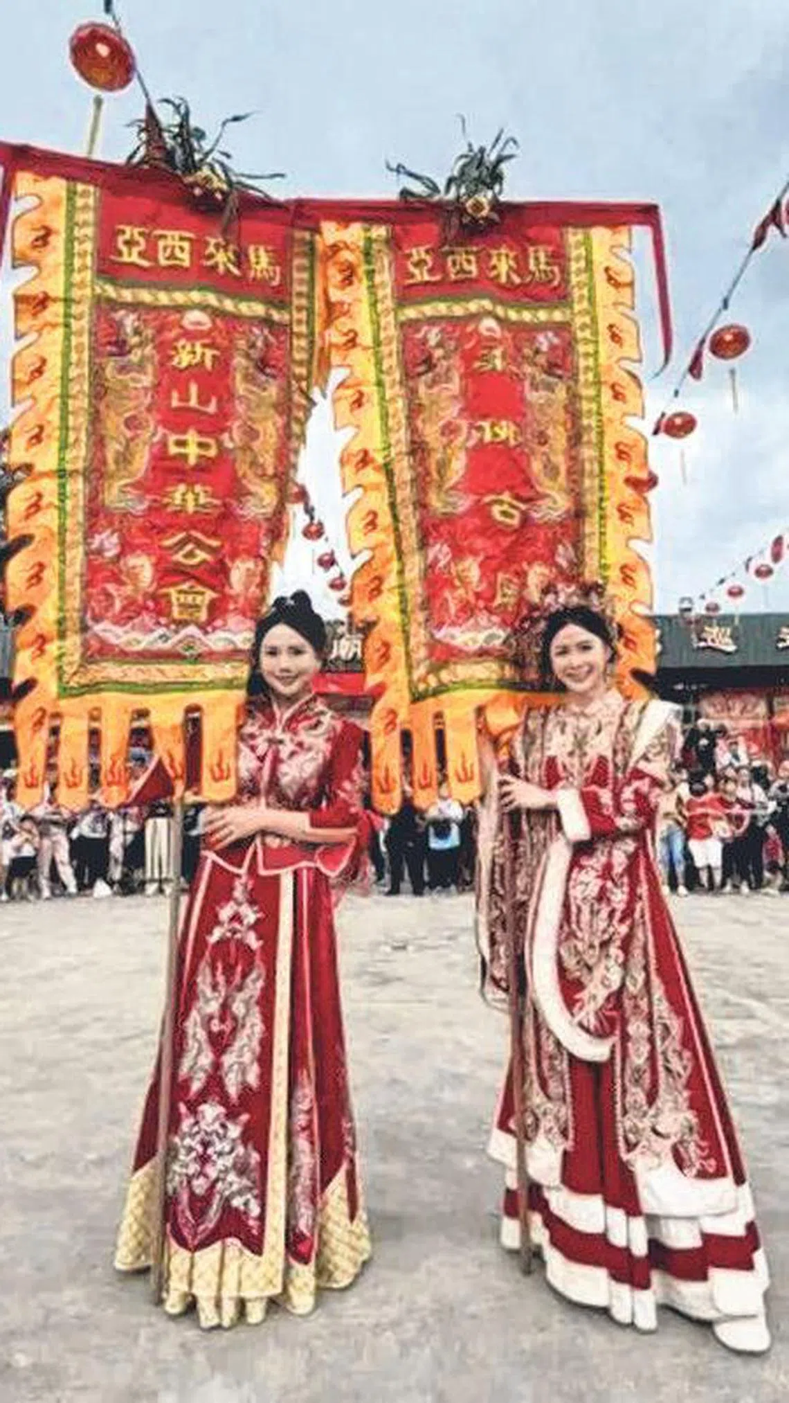 郑六月（右）与搭档曾慧琳担任扛旗手。（取自网络）