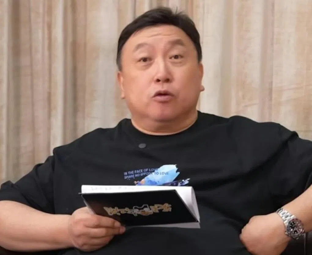 王晶近期常在社媒平台拍片，大爆娱乐圈秘辛。（取自网络）