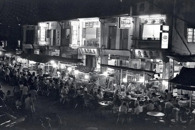 咏觞菜馆早年在亚峇街的夜市经营。（档案照片）