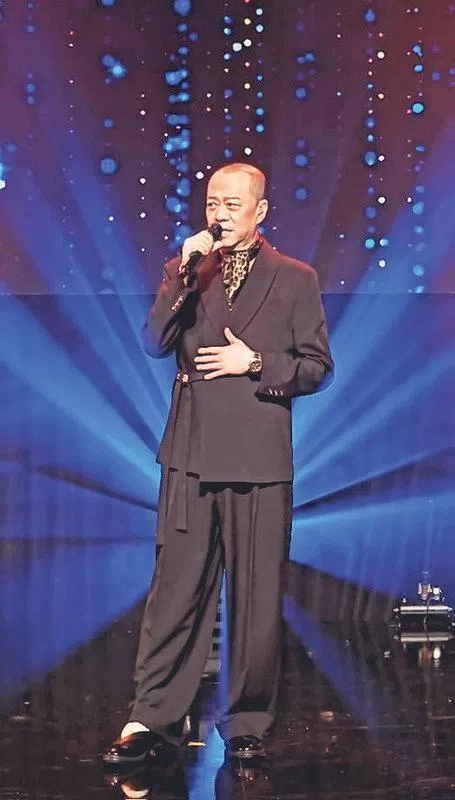 欧阳震华在本地登台献唱。（取自网络）