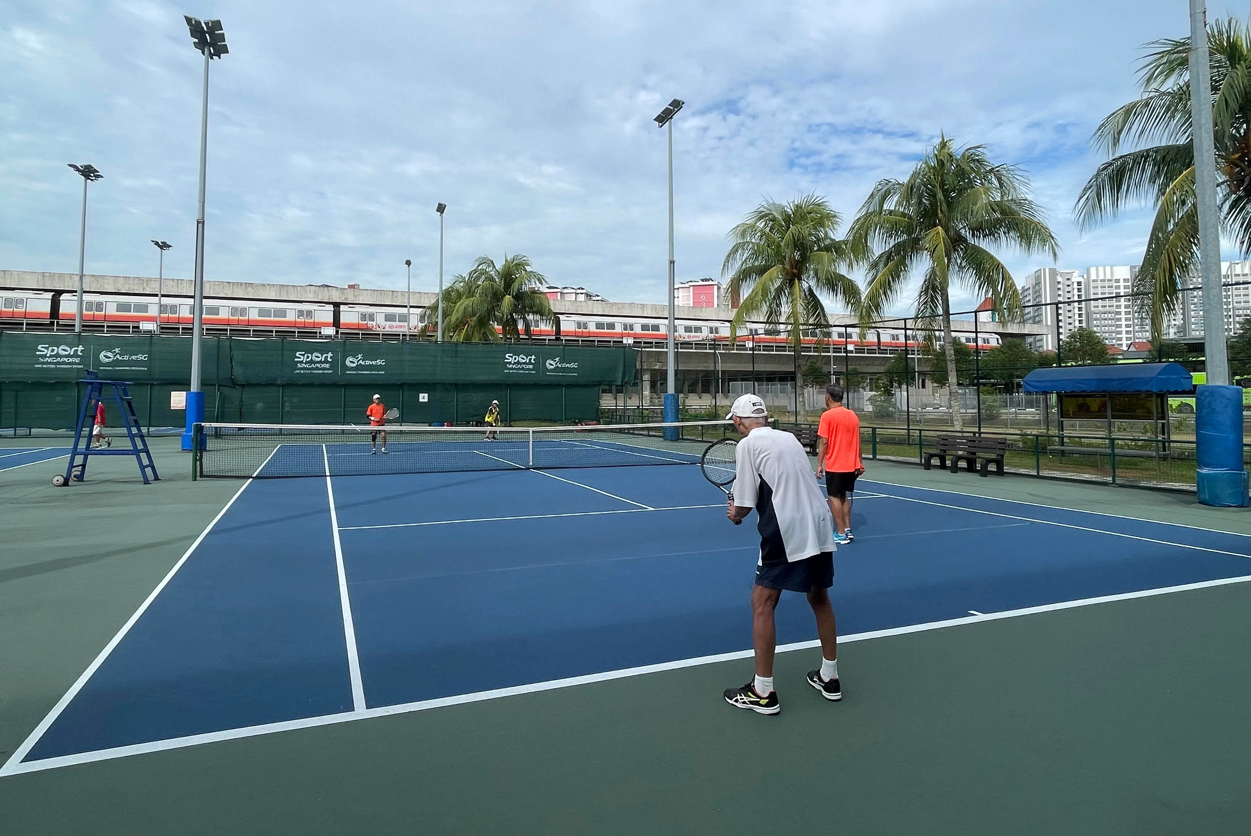 黄循仪（白衣者）与球友对打。（庄耿闻摄）