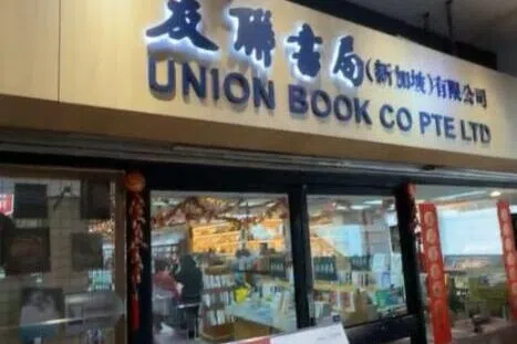 陈建彬身体力行到书局进行直播推广书籍。（直播截图）