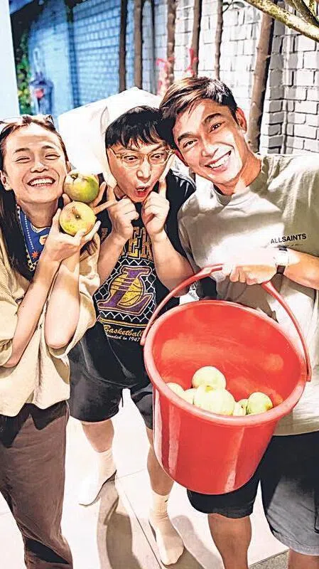 艺人徐鸣杰和陈凤玲日前去探望黄俊雄。（取自艺人脸书）