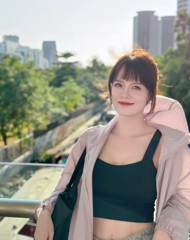 人在曼谷的胡佳嬑穿着“清凉”解暑。（取自艺人IG）