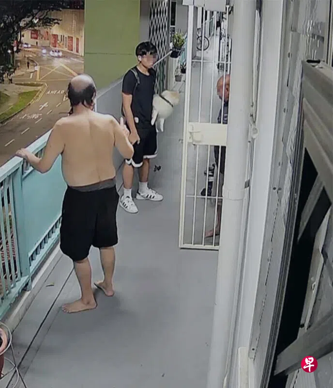 男子诉邻犬屡门前拉屎 忍两年投诉无果